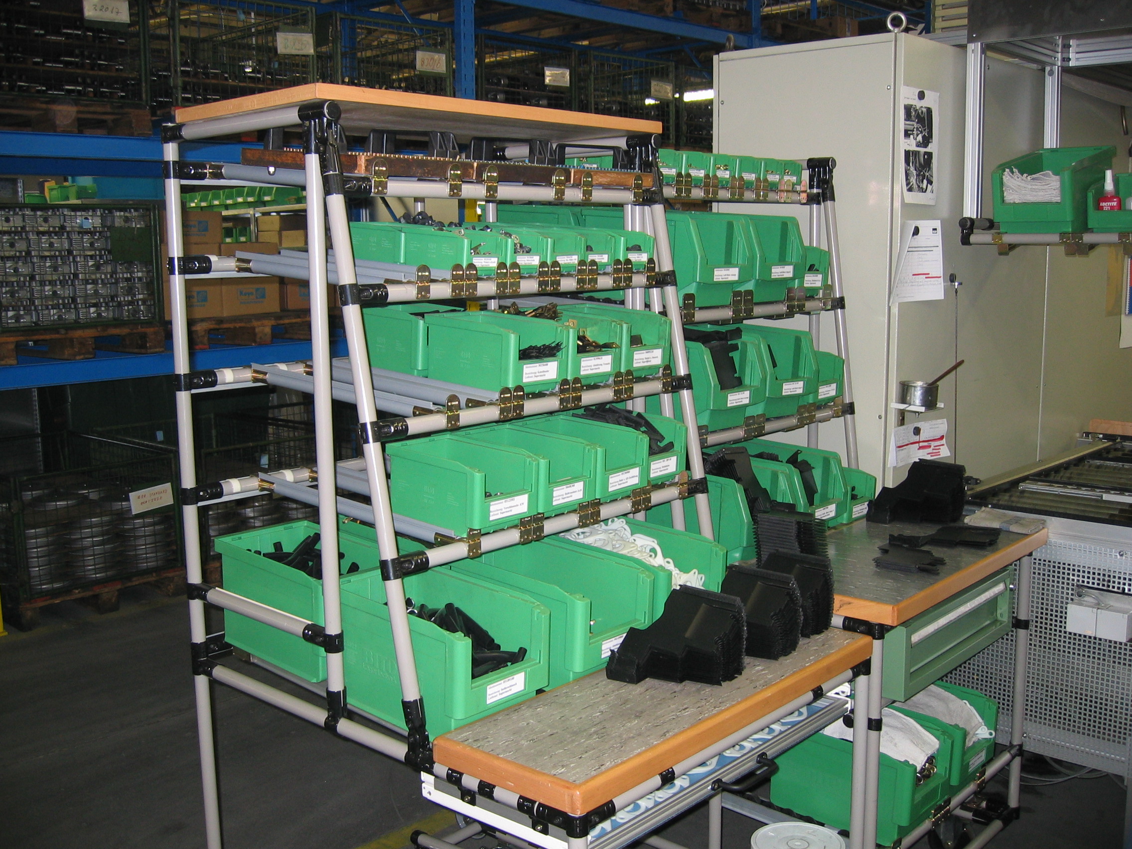 Durch das Modulare CREFORM System ist die Gestalltung Ihres Montagearbeitsplatz, Systemarbeitsplatz,...